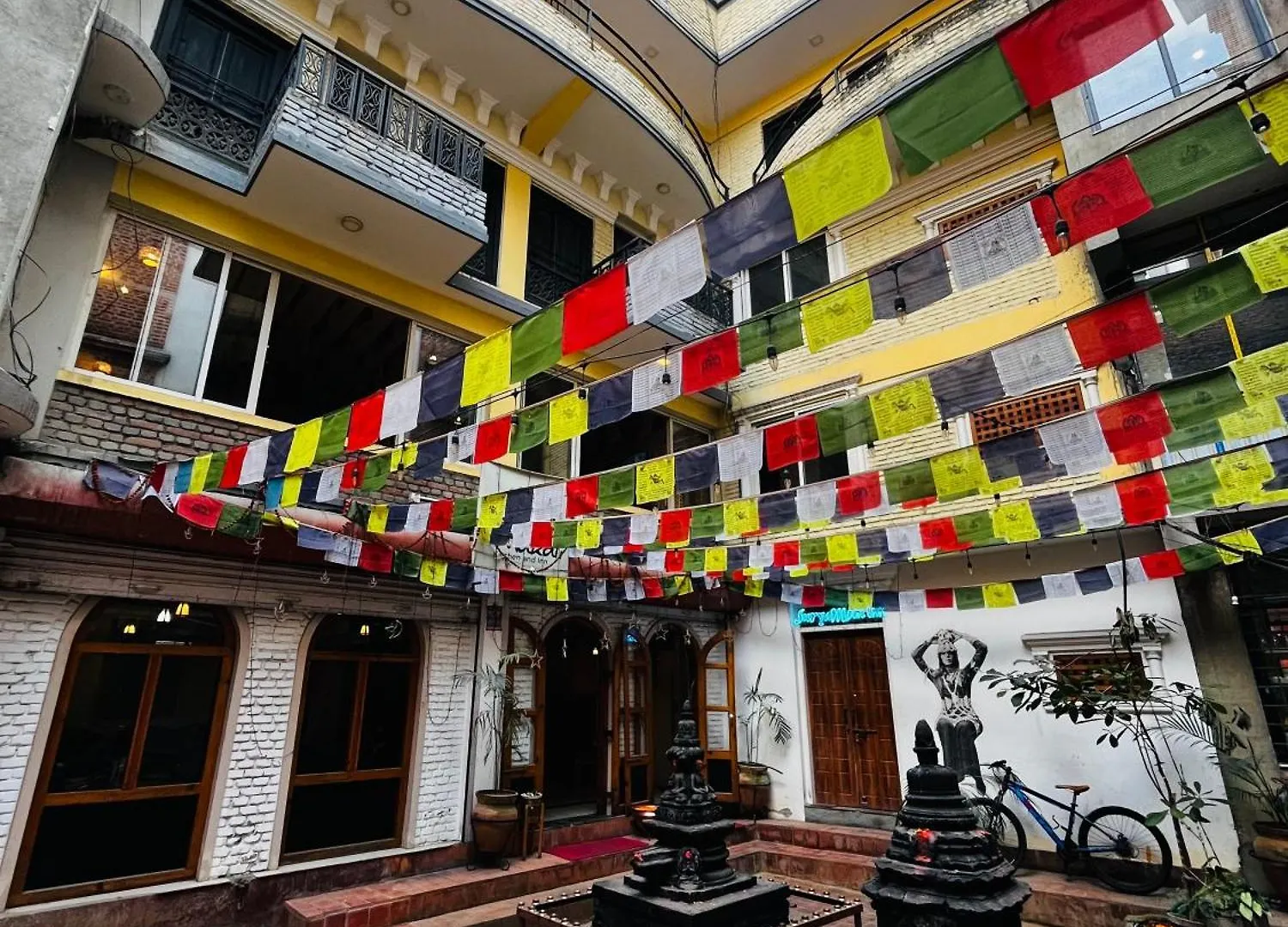 kontakty Suryamoon Inn